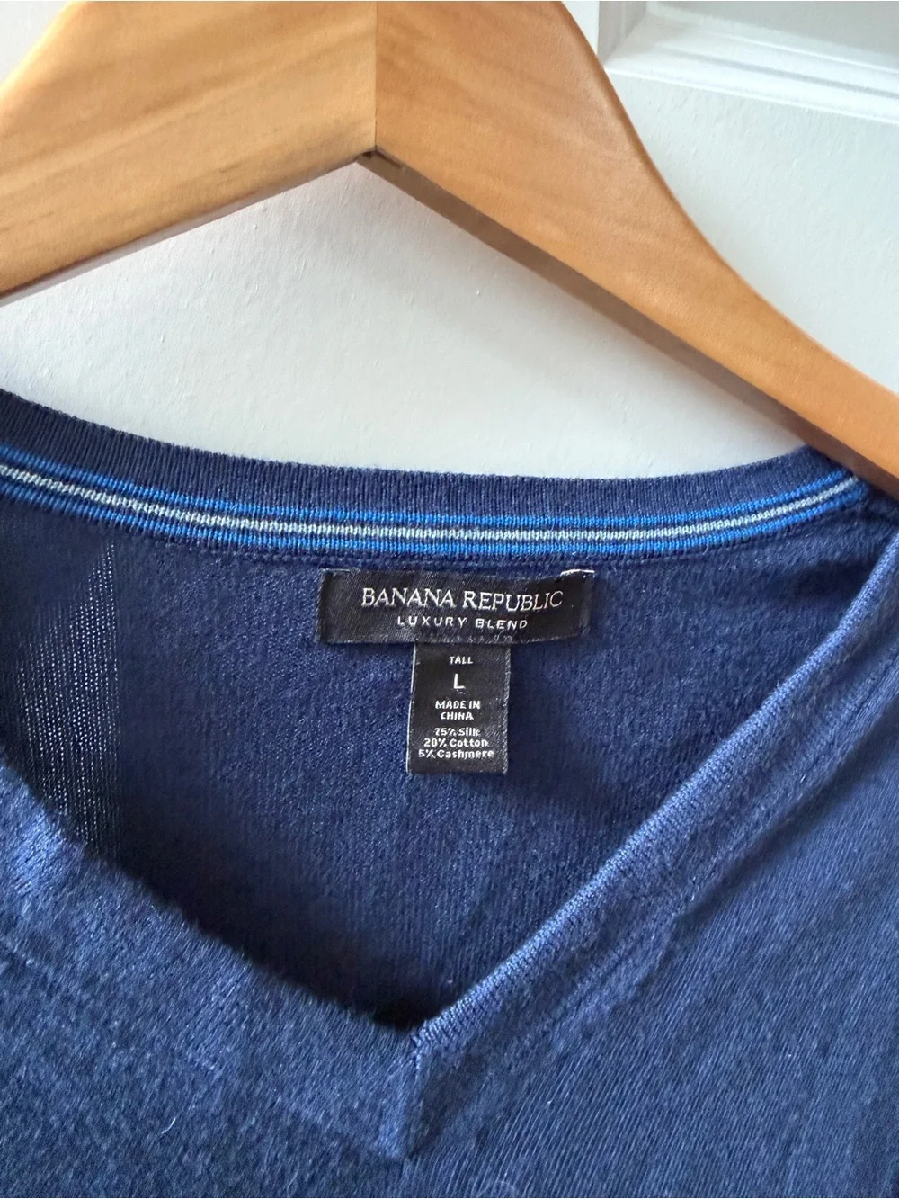 Banana Republic Men's V-Neck Sweater in Navy Blue